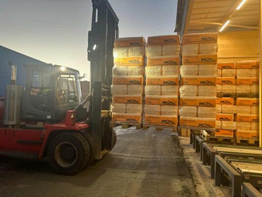 Jag vill köpa en hel lastbil med spånbalar